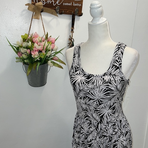 Michael Kors Pompano Palm Leaf Back Twist Maxi. - Picture 4 of 9